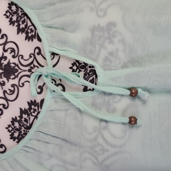 No Boundaries Woman's Top  EUC - Picture 6 of 6